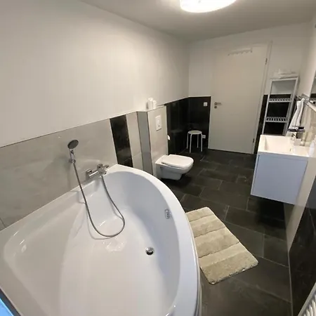 Royal Ocean Mit Sauna, Spielekonsole Und Whirlpool Rostock